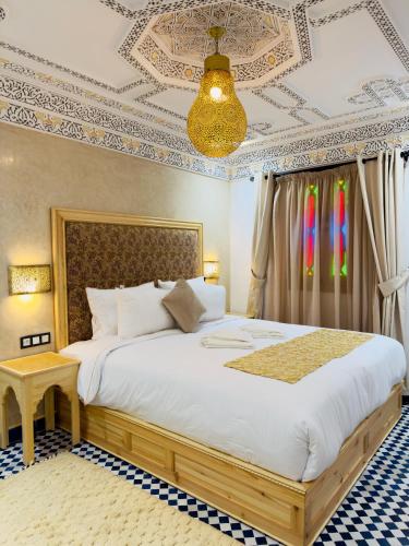 舍夫沙万Dar MD的一间卧室设有一张大床和天花板