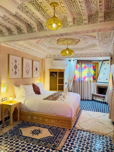 舍夫沙万Dar MD的一间卧室设有一张床和格子天花板