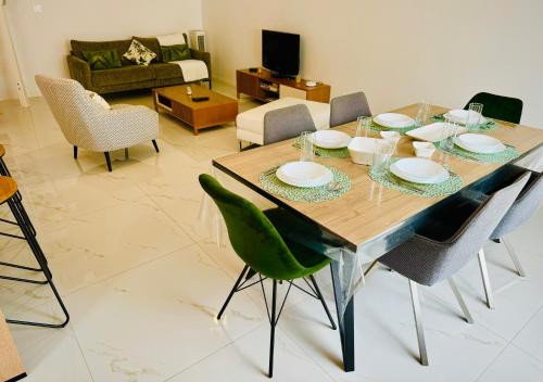 蒙彼利埃Appartement Premium 4 Stars - Antigone的客厅配有餐桌和椅子