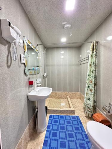 希瓦Gold Khiva的一间带水槽、卫生间和镜子的浴室
