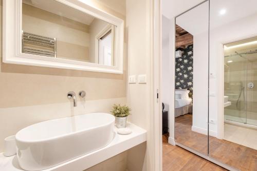 罗马菲奥里马里奥旅馆的白色的浴室设有水槽和淋浴。