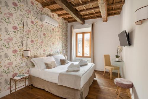 罗马菲奥里马里奥旅馆的一间卧室配有一张床和一台电视。