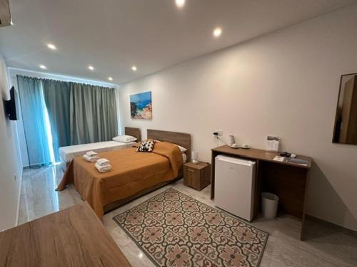 圣朱利安斯La Bella Guesthouse的配有一张床和一张书桌的酒店客房