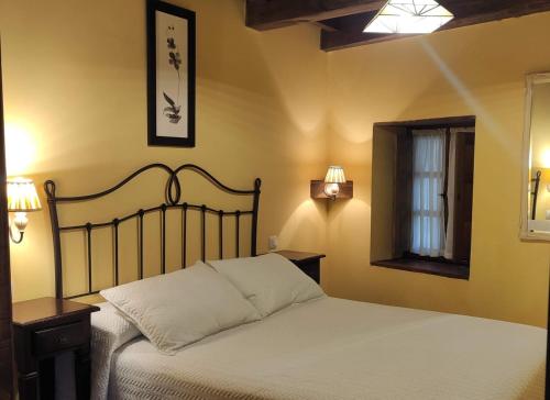 Rengos塞波乡村民宿的一间卧室配有一张床、镜子和窗户