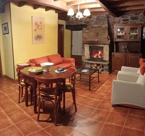Rengos塞波乡村民宿的客厅配有桌子和壁炉