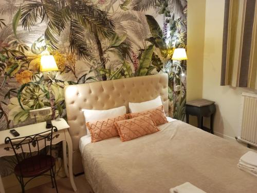 布鲁瓦Logis Hôtel Louise de Savoie的一间卧室设有床铺和植物墙