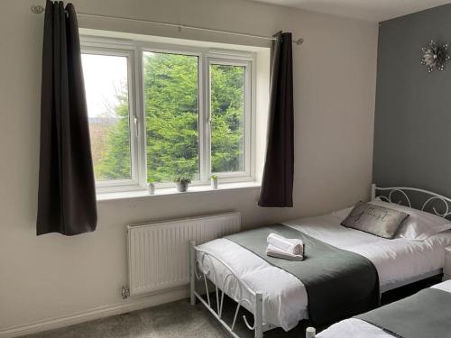 LiversedgeThe WestField的一间卧室设有两张床和两个窗户。