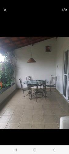 坎皮纳斯Triboulet hospedaria的庭院里设有桌椅。