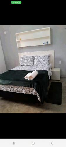 坎皮纳斯Triboulet hospedaria的一间卧室配有一张带枕头的床