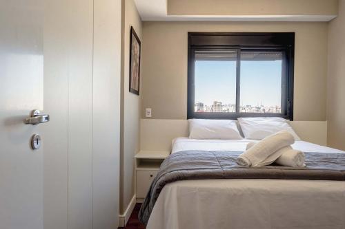 圣保罗Incrível resort paradisíaco!的一间卧室配有一张带窗户的床