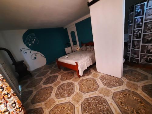 里奥加耶戈斯Moni Moni hab的卧室配有1张床,铺有瓷砖地板。