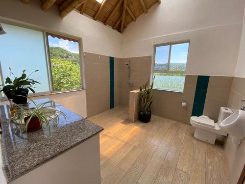 洛佩斯港Casa Cosmonova的一间带卫生间、水槽和窗户的浴室