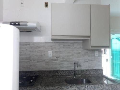 凯鲁Flats Nascer do Sol的厨房配有水槽和白色橱柜