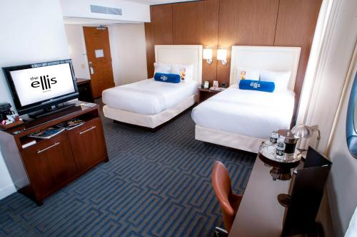 亚特兰大Ellis Hotel, Atlanta, a Tribute Portfolio Hotel的酒店客房设有两张床和一台平面电视。