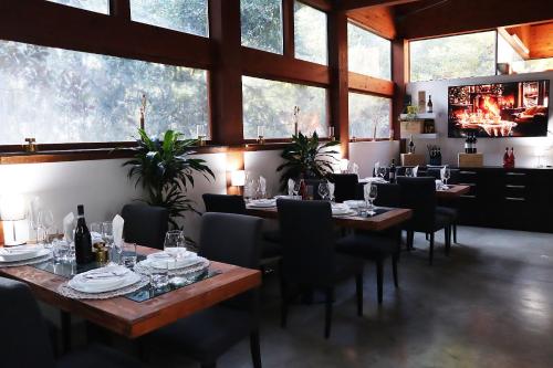 佩斯卡拉Villa Alba Boutique Hotel的用餐室设有桌椅和窗户。