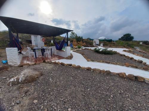 莱瓦镇Monarca Azul Glamping的田野中带石头走道的亭子