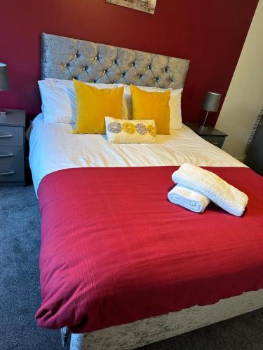 达德利The Landmark Brierley Hill的红色毯子上床和两条毛巾