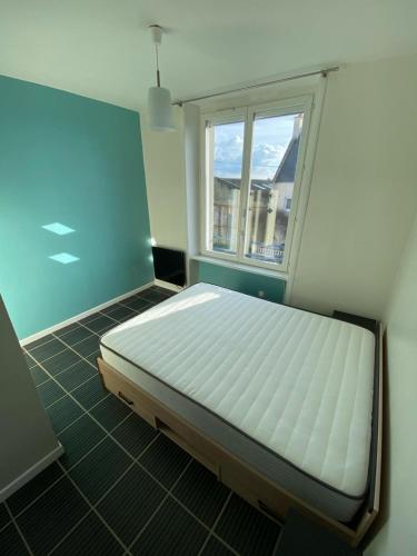 布雷斯特Duplex proche centre-ville的窗户客房内的一张床位