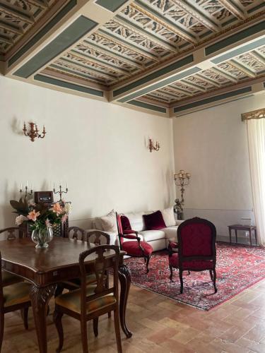斯波莱托Palazzo Lauri Spoleto的客厅配有沙发和桌椅