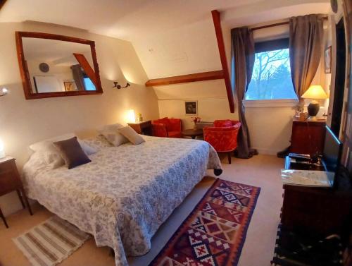 科凯勒Chambres d'Hôtes "Les Pins"的卧室配有一张床,墙上设有镜子