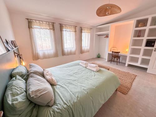 Saint-PantaléonL'Atelier des Vignes的一间卧室配有一张大床和一张沙发