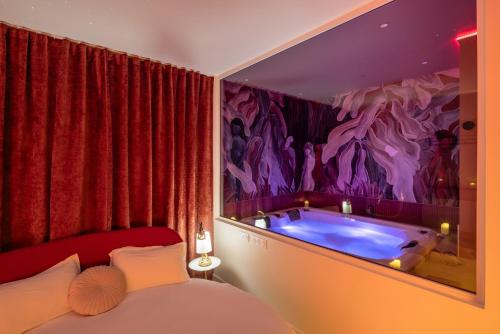 圣克洛德Mountain Love的一间卧室配有一张床和浴缸