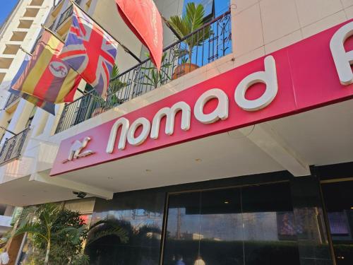 内罗毕Nomad Paradise Hotel的建筑物一侧的任天堂标志