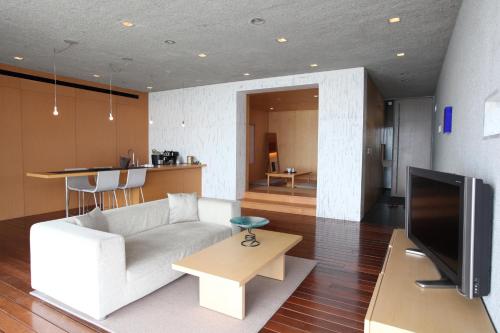 神户塞特利神户舞子酒店的客厅配有白色沙发和电视