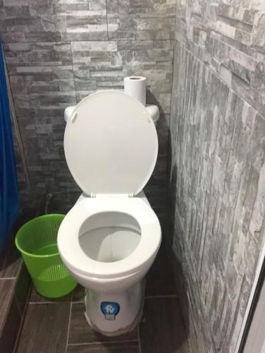 圣胡安拉拉古纳Hostal Sanjuanerita的浴室设有白色卫生间和绿色篮子