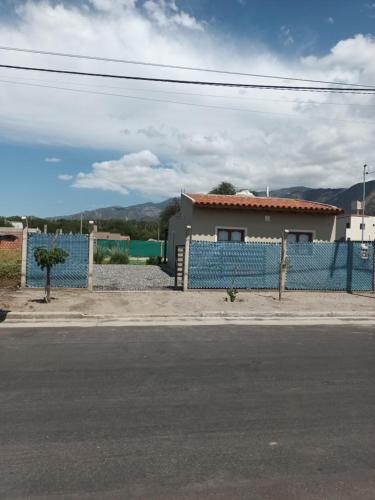 卡法亚特La Justina - Alquiler Temporario的房屋前的蓝色围栏