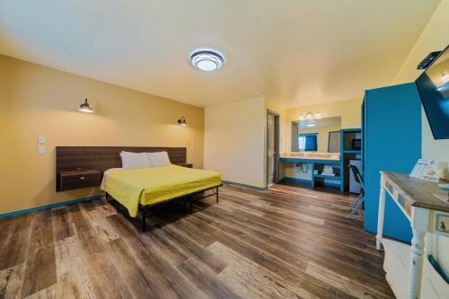 科珀斯克里斯蒂卡特琳娜汽车旅馆的酒店客房带一张床和一个厨房