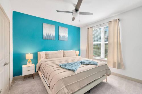 坦帕Luxury Stylish Apt in Historic Ybor City的蓝色的卧室,配有床和蓝色的墙壁