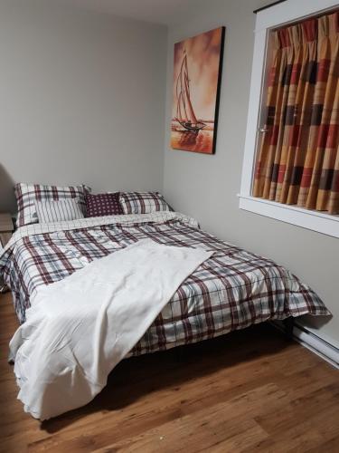 Eastern PassageEast End Suite的一间卧室配有一张带铺着地毯的床和窗户。