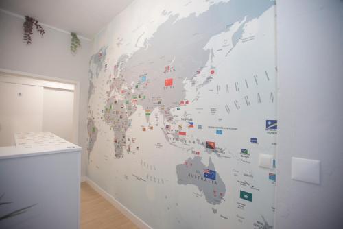 MoreiraAerostay Hostel的墙上挂着世界地图