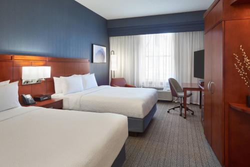 滑铁卢滑铁卢圣雅各布万怡酒店的酒店客房配有两张床和一张书桌