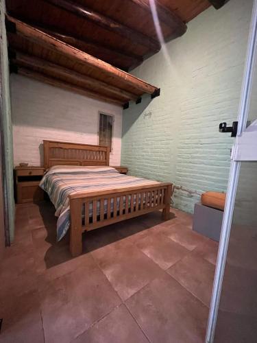 Las CompuertasTu rincón la travesia的一间卧室,卧室内配有一张木床