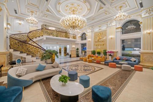 岘港Paracel Beach Hotel的一个带沙发和椅子的大堂和一个楼梯