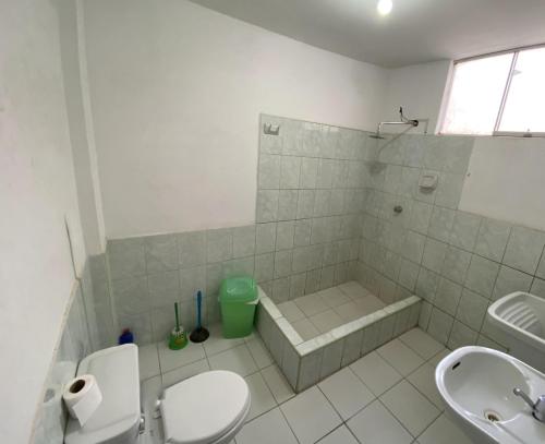 齐克拉约CENTRICO, COMODO Y CON ACCESO A PARADEROS的带浴缸、卫生间和盥洗盆的浴室
