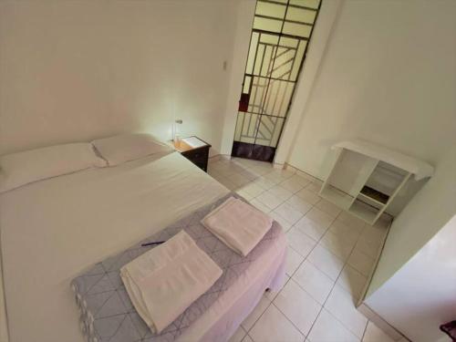齐克拉约CENTRICO, COMODO Y CON ACCESO A PARADEROS的一间卧室配有一张带两个枕头的床