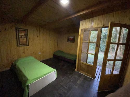 Leandro N. AlemJasy del monte的客房设有绿色的床和窗户。
