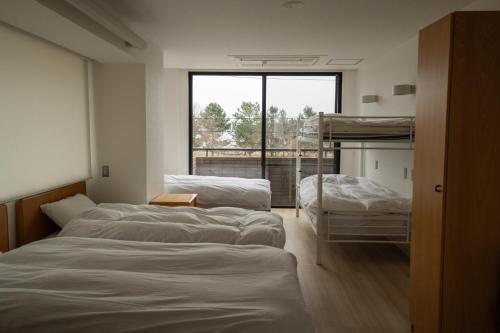 高岛市Biwa Galaxy的客房设有三张双层床和一扇窗户。