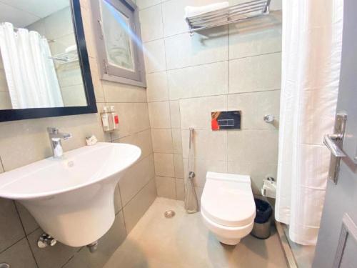 新德里Hotel Diamond Tree at Pitampura的浴室配有白色水槽和卫生间。