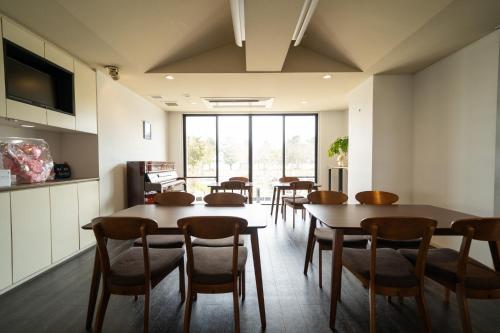 高岛市Biwa Galaxy的一间带桌椅的用餐室