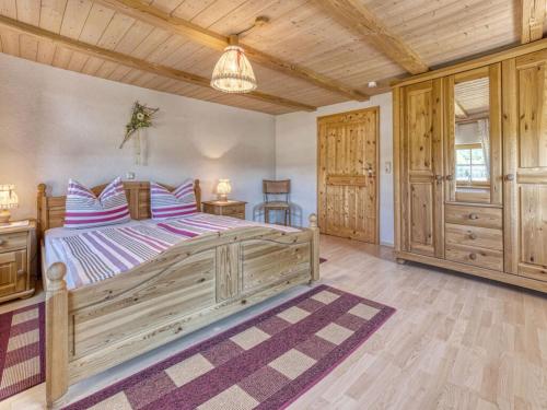 EppenschlagHoliday home Sterl的一间卧室设有一张大床和木制天花板。