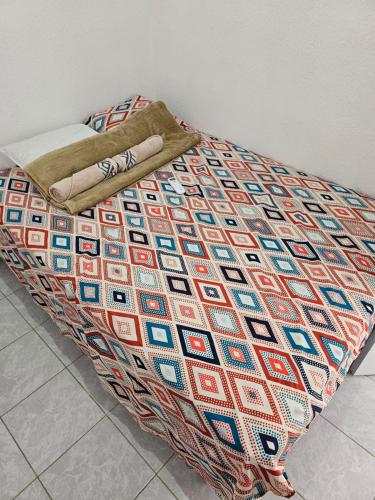 圣米格尔Rivera Casa mía的床上有五颜六色的毯子