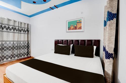 兰纳加OYO Premier Jim Corbett Home Stay的一间卧室配有一张带黑白色棉被的床