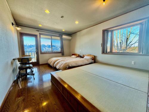 北斗市Place yatsugatake Lodge&cottage的一间卧室设有两张床和窗户。