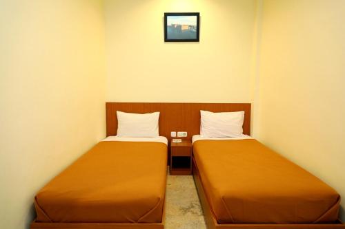 巴淡岛中心ion hotel的小型客房配有两张床,