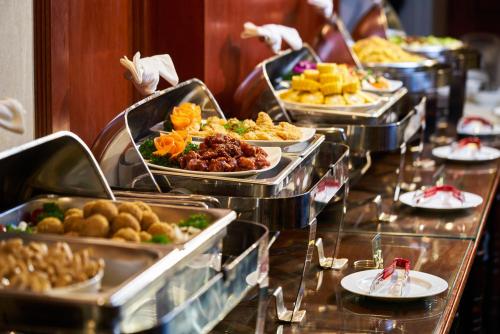 河内EDEN HOTEL HÀ NỘI的包含多种不同食物的自助餐