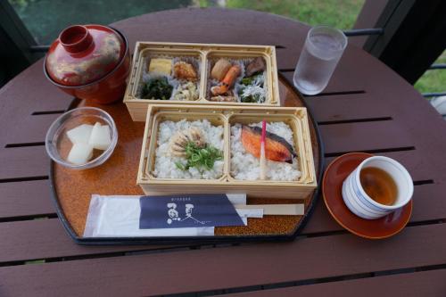 伊喜末HOTEL GREEN PLAZA SHODOSHIMA - Vacation STAY 71488v的餐桌,带两道菜的食品和一杯咖啡